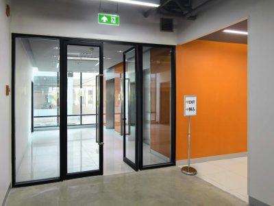 atri-de-pie-con-marco-expositor-de-alumnio-A4-oferta.jpg