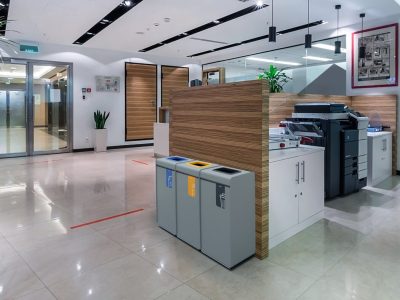 contenedor reciclaje interior plastico 55L para interior oficinas