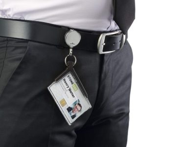 identificador con cordon extensible cromado para 2 tarjetas