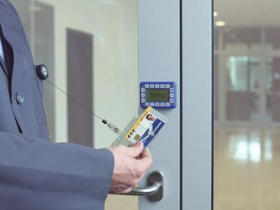 Identificador rígido con cordón extensible para 1 tarjeta pack 10 uds