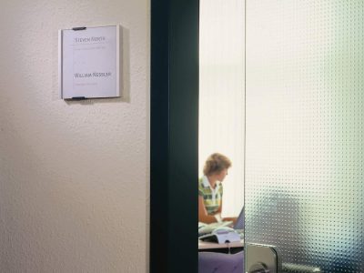 placa-de-metal-para-poner-nombre-en-la-puerta-oficinas-y-consultorios.jpg