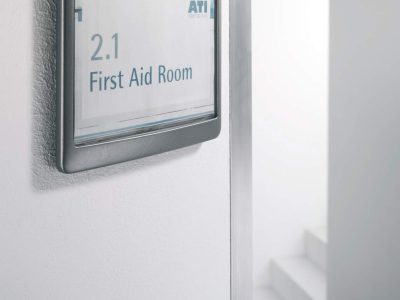 placa-para-puertas-metalico-con-click