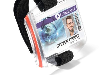 portanombres con cinta para brazo transparente