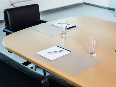 vade-transparente-mesa-de-conferencias.jpg